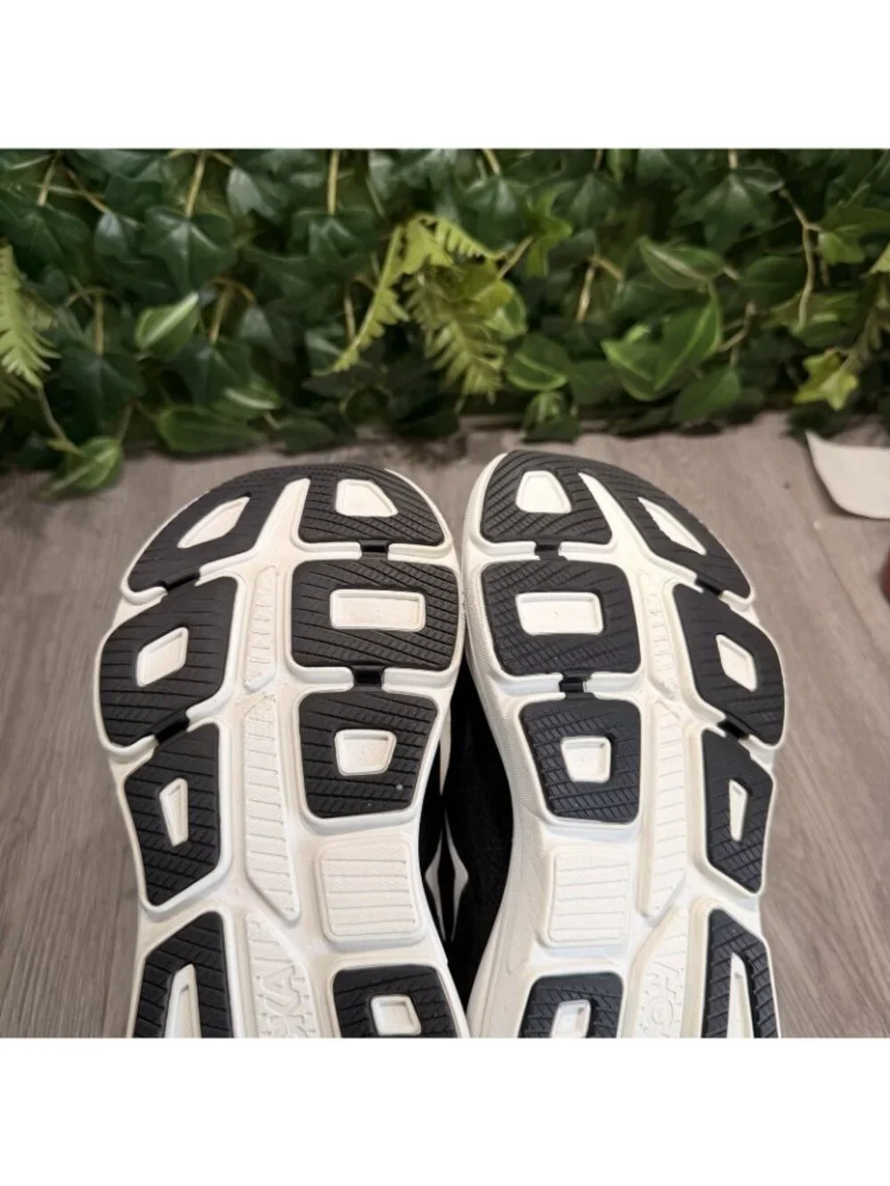 Hoka One One Bondi 9 Women's 7 B Running Shoes Black White High Cushioned